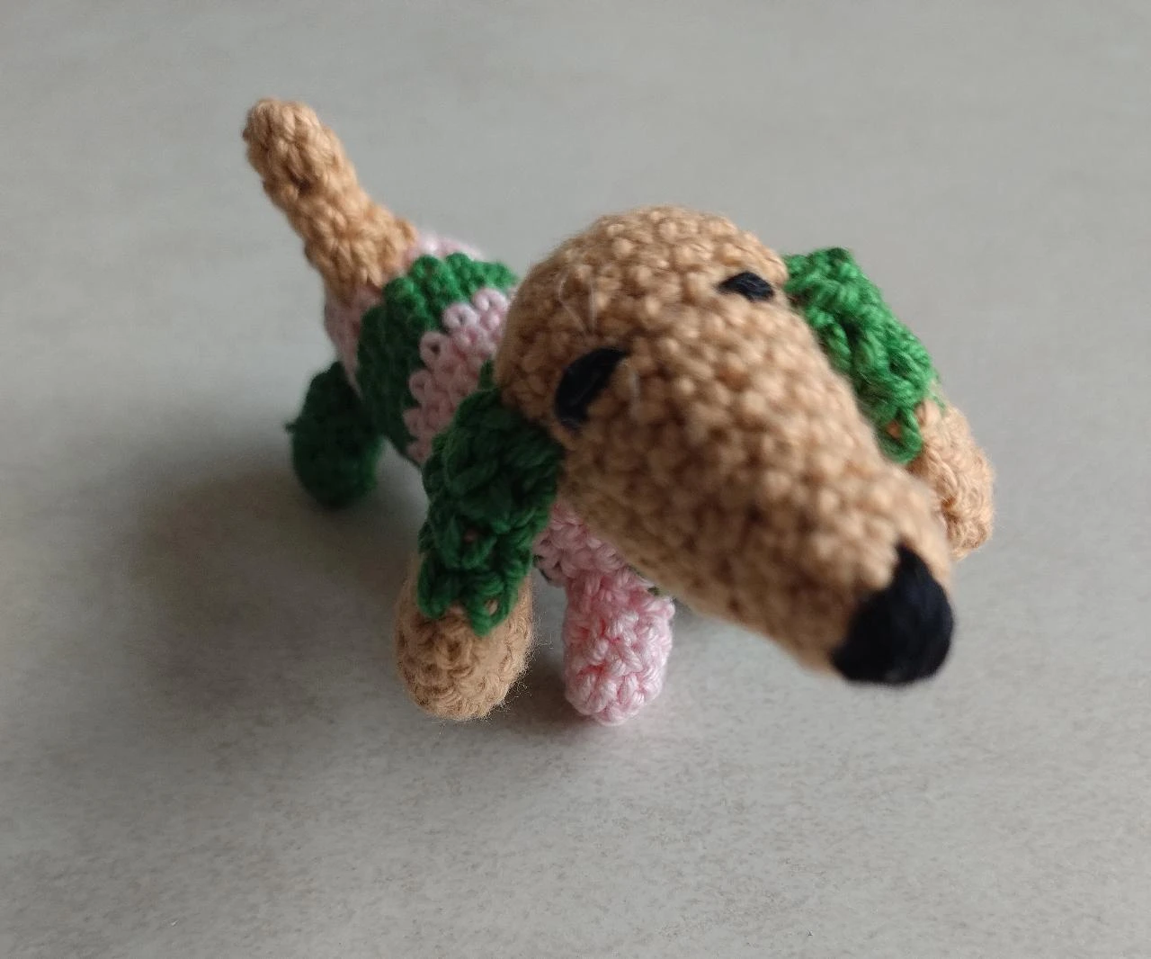 Colgante de llave hecho a mano con forma de dachshund, rosa y verde tejido a crochet – photo 4